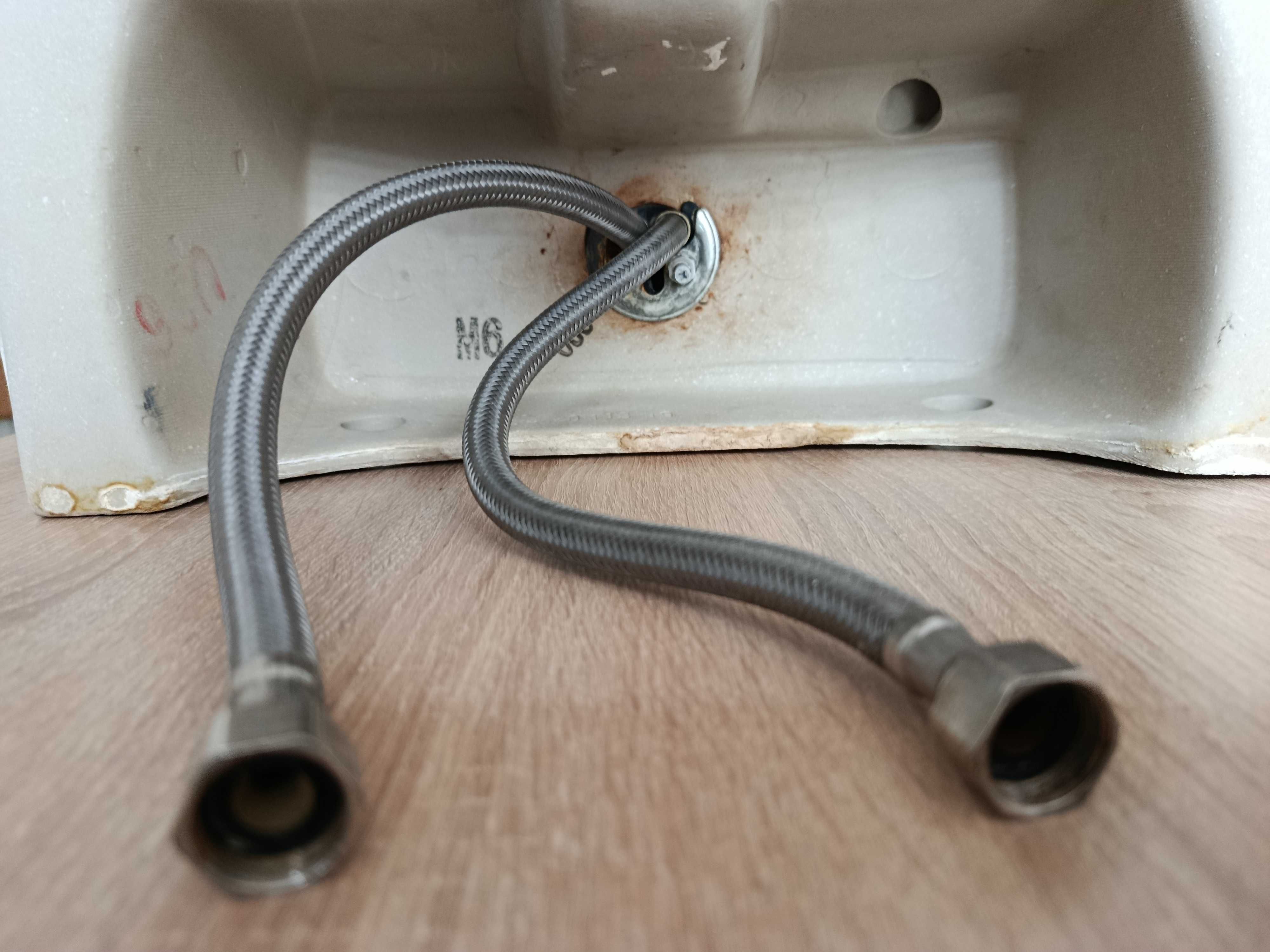 Umywalka łazienkowa ,stan dobry z baterią i wężykami,szerokość 50 cm.