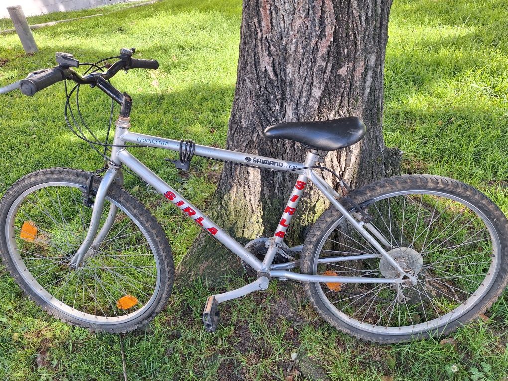 Bicicleta velha a precisar manutenção