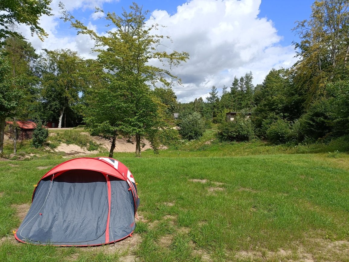 Pole namiotowe na Kaszubach nad jeziorem Mausz.