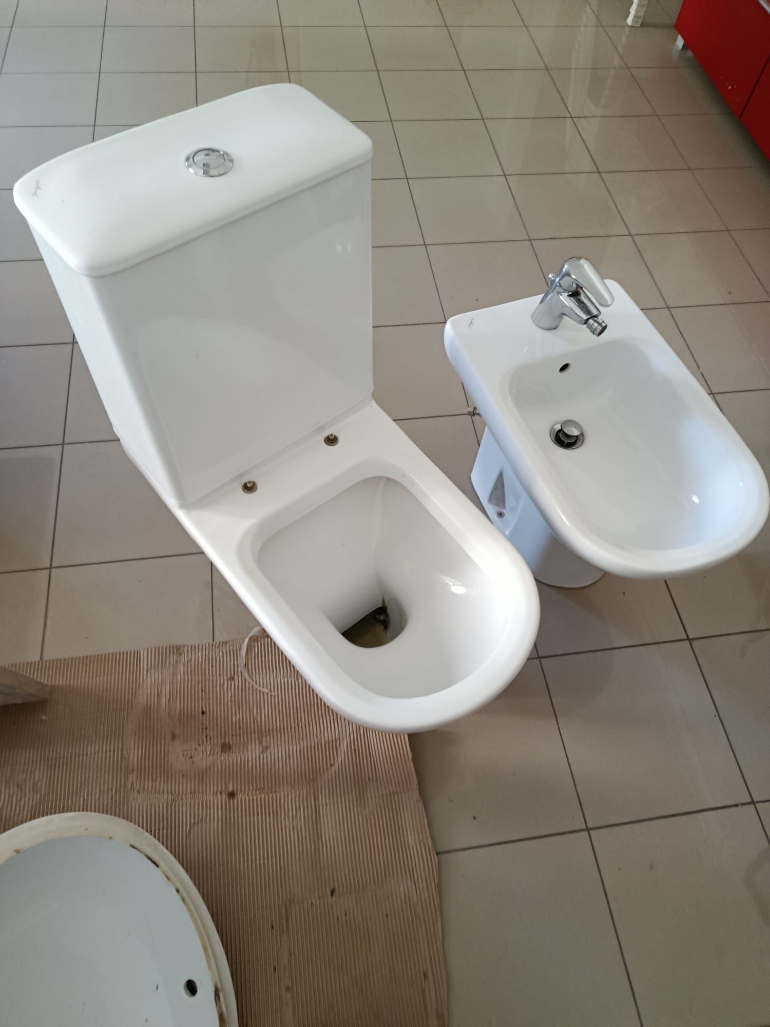 Sanita e bidé em bom estado