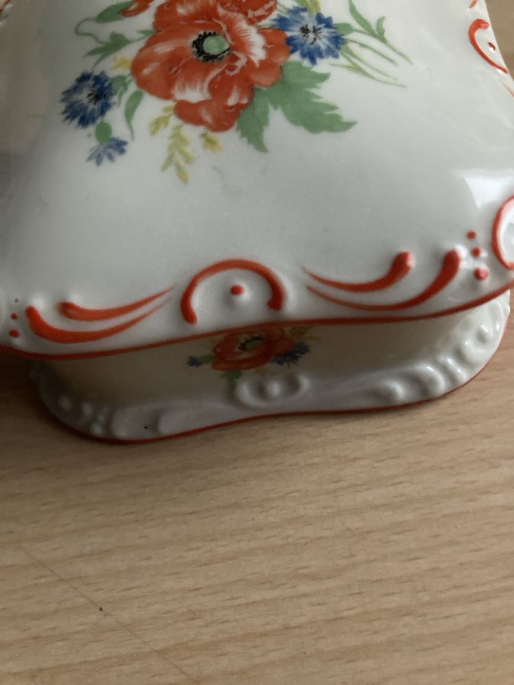 Porcelanowa szkatułka puzderko