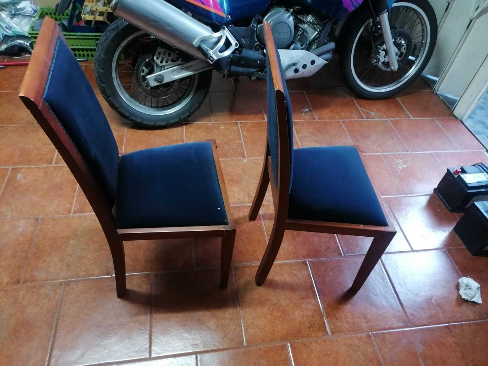 Vendo duas cadeiras em bom estado