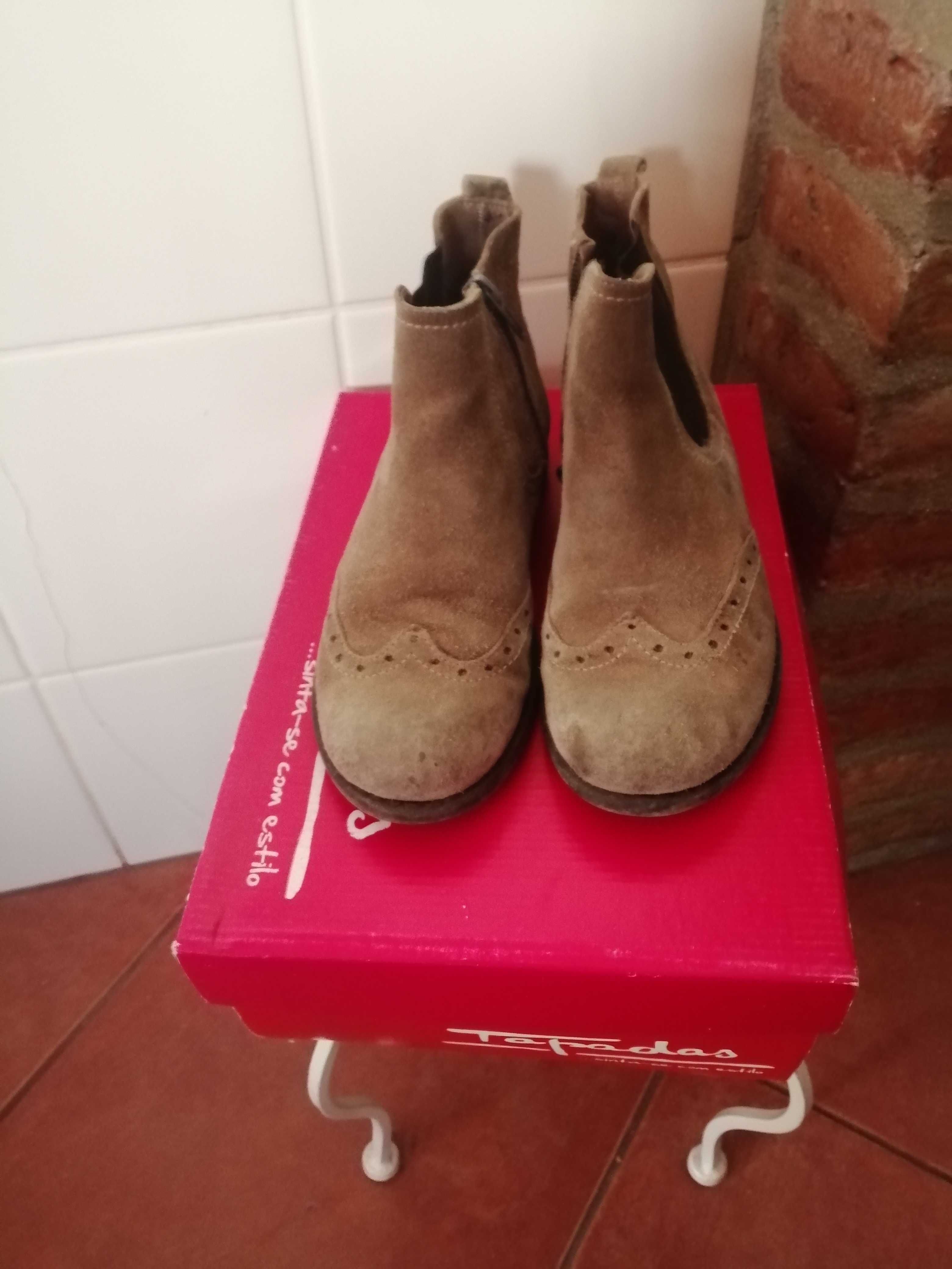 Botas Tapadas 32 em pele/camurça lindas