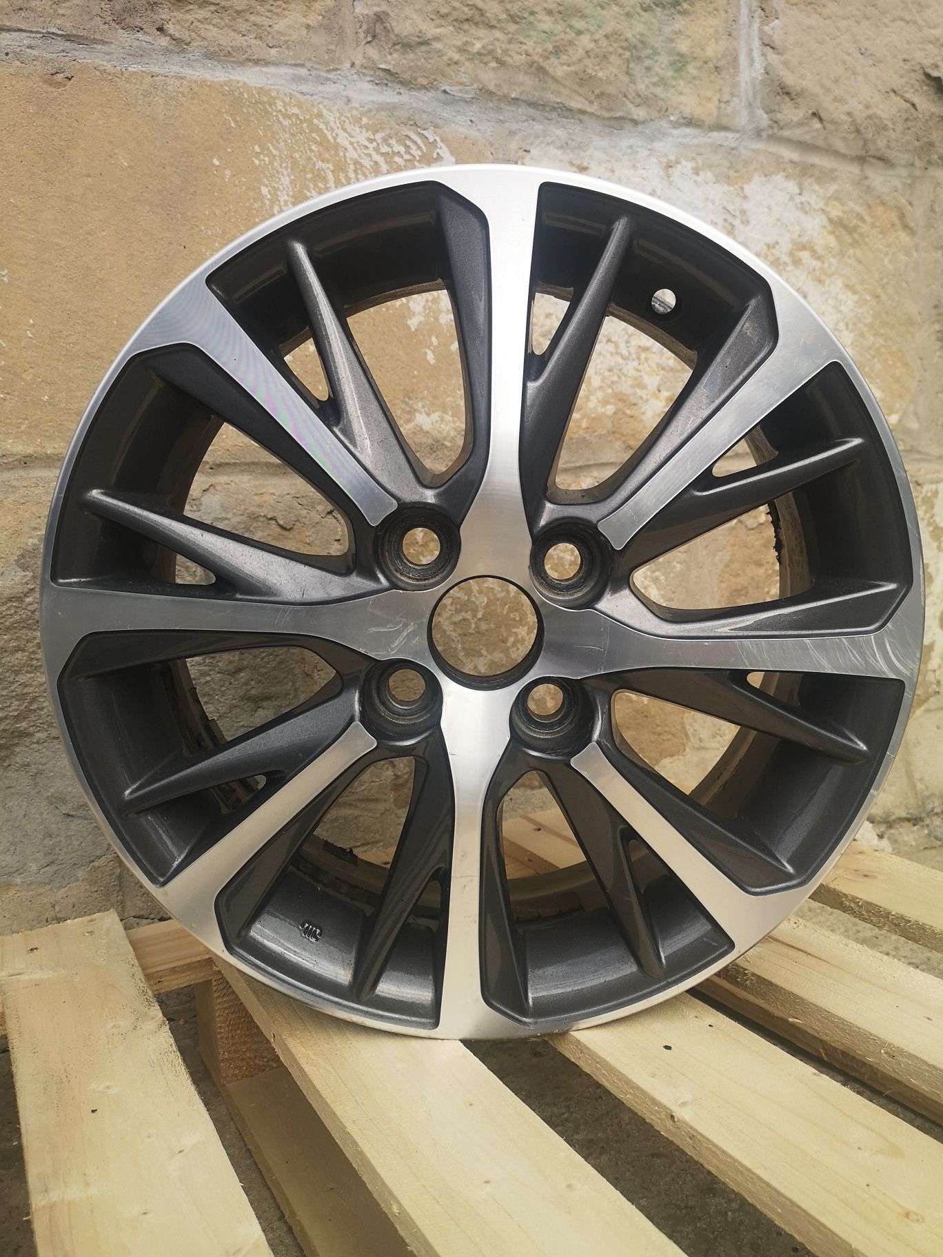 Felga aluminiowa 15x5J ET39 4x100 Toyota yaris III