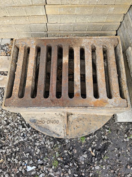 Wlaz żeliwny wpus drogowy