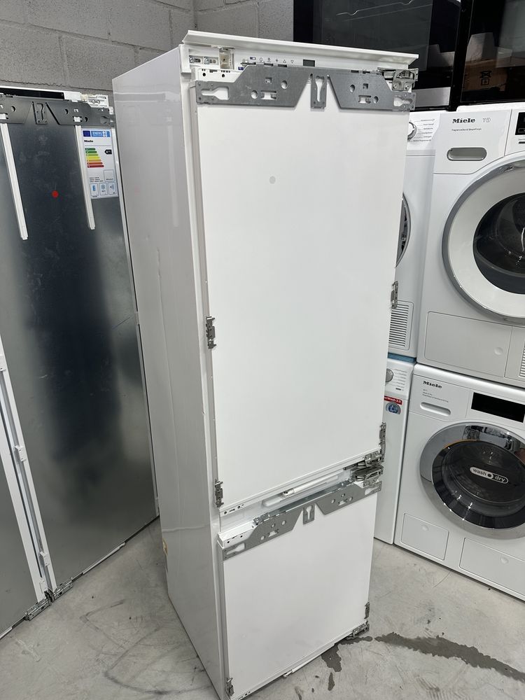 Вбудований холодильник Liebherr ICBN 3356/Biofresh