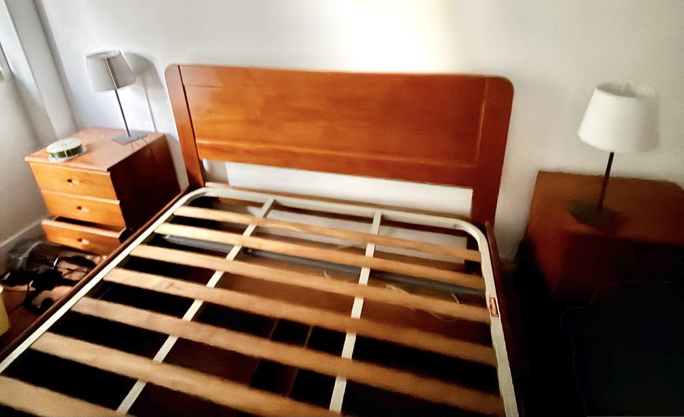 Urgente Cama maciça cor mel + mesas cabeceira
