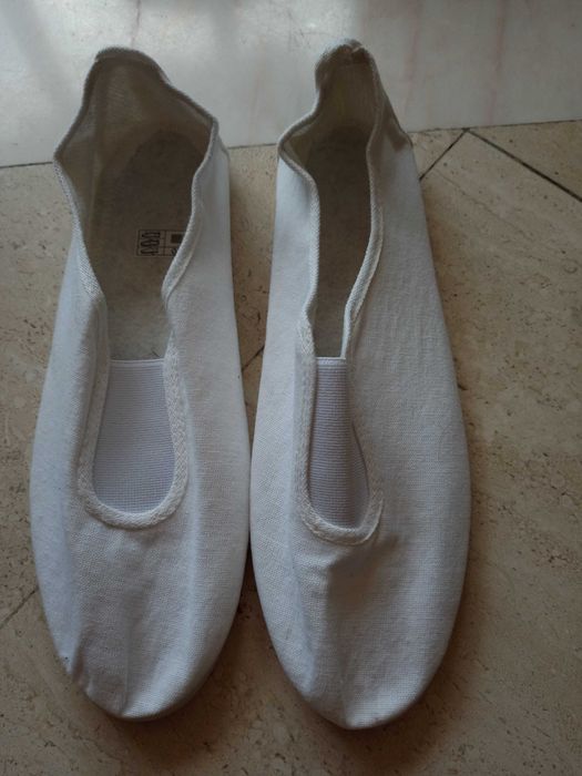 Sapatilhas de ginástica número 42 por estrear