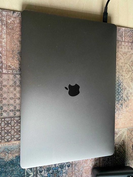 macbook pro 2019 15"4 16/256  (a1990)