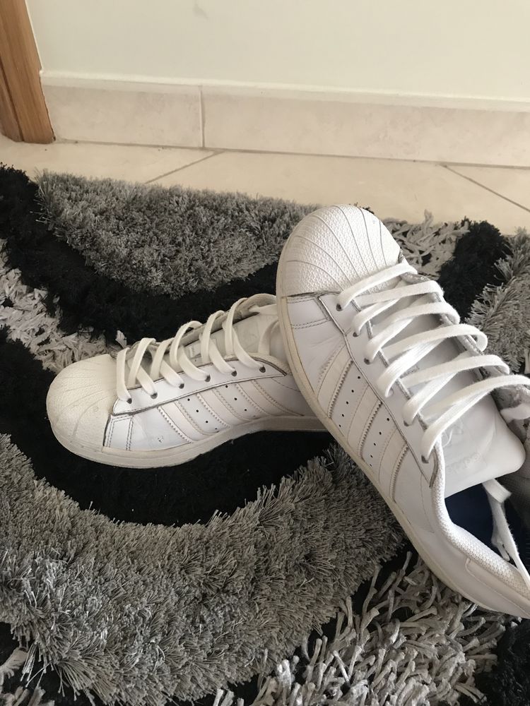 Ténis Adidas Superstar em bom estado