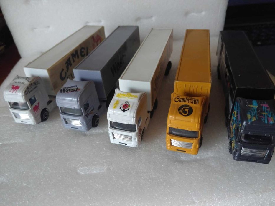 Lote de Camiões Com Publicidade.