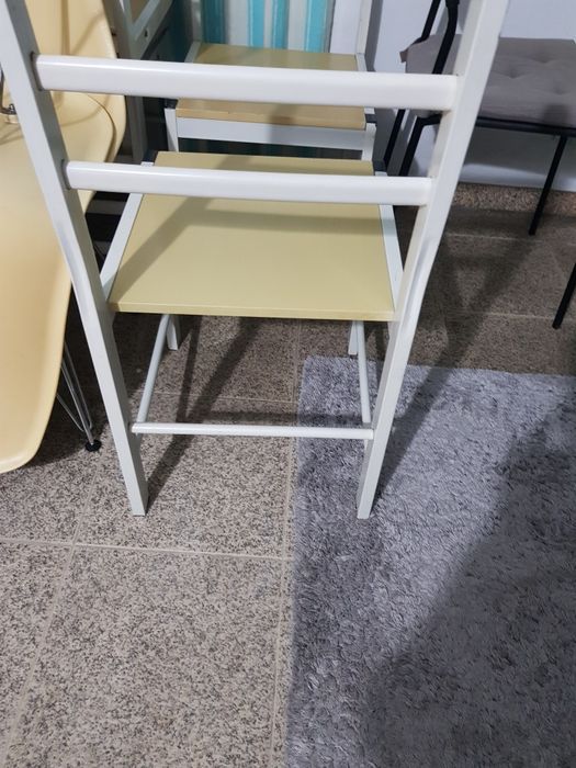 Cadeiras  e caixas de arrumos