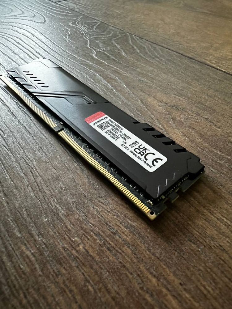 плашка памʼяті kingston Fury DDR4-3600гц 8192МВ