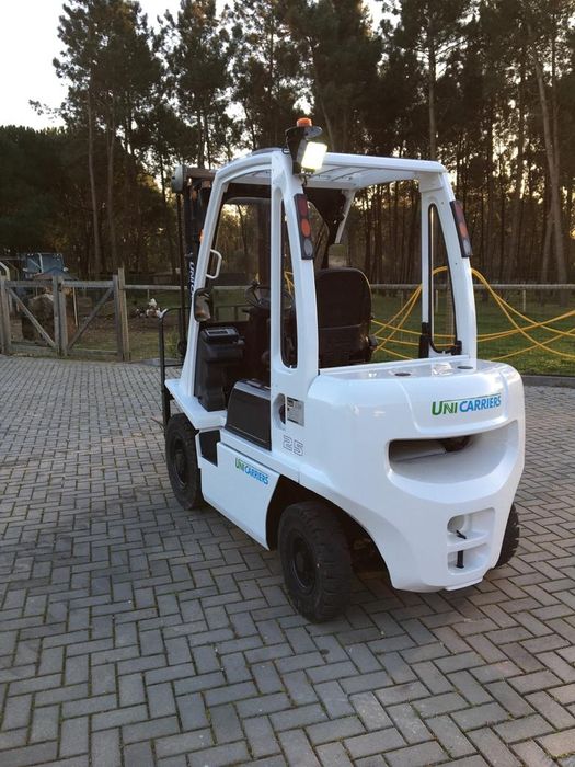 Empilhador Uni Carriers diesel 2500kg