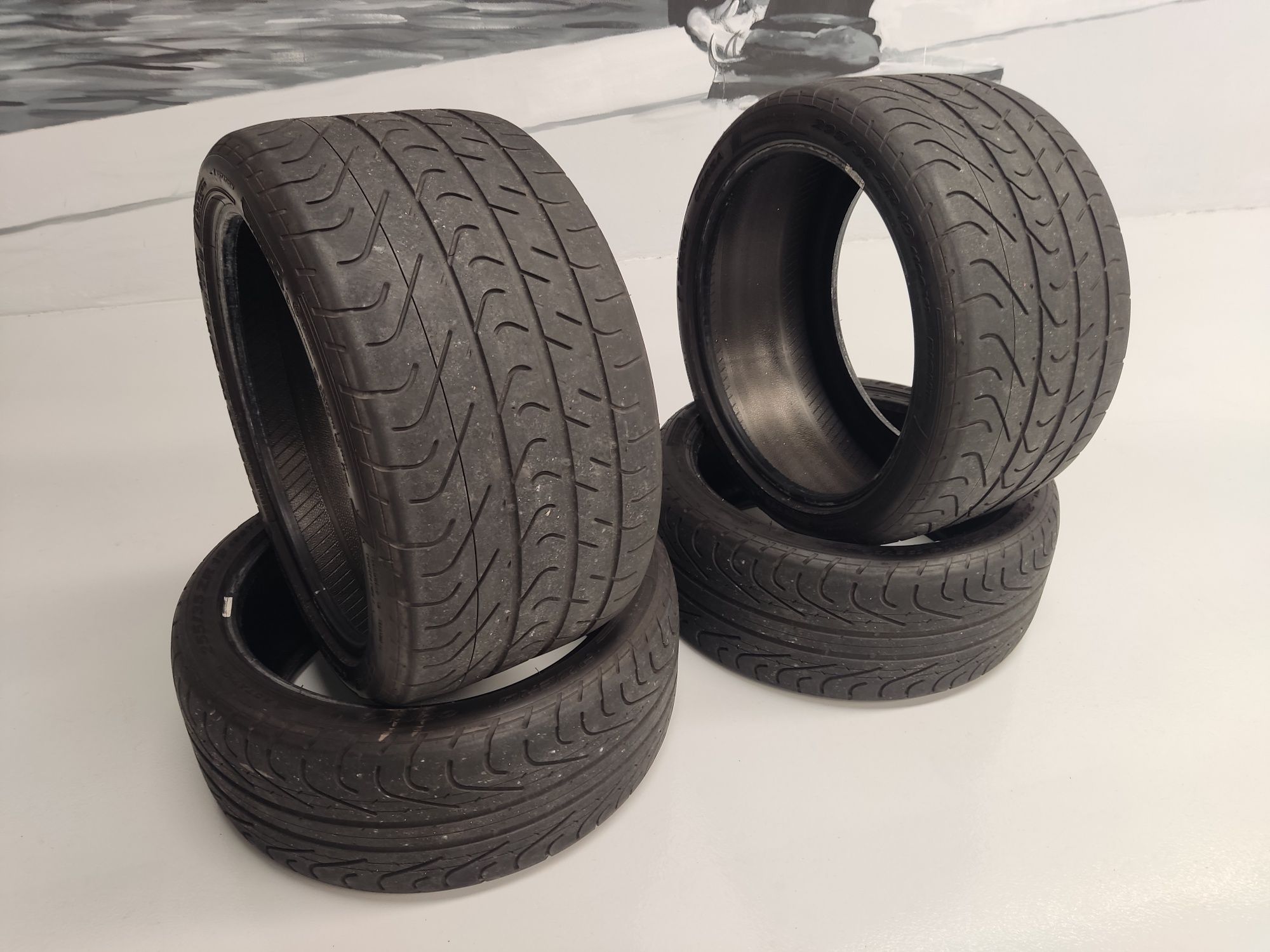 Pneus Aston Martin Pirelli Pzero Corsa 295/30 R19 e 255/35 R19