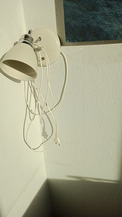 Kinkiet z kablem i wyłącznikiem