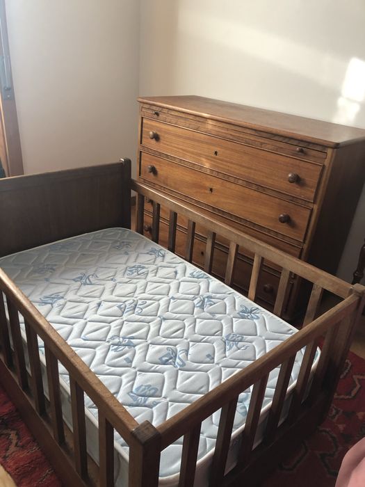 Cama de grades em madeira maciça com colchão