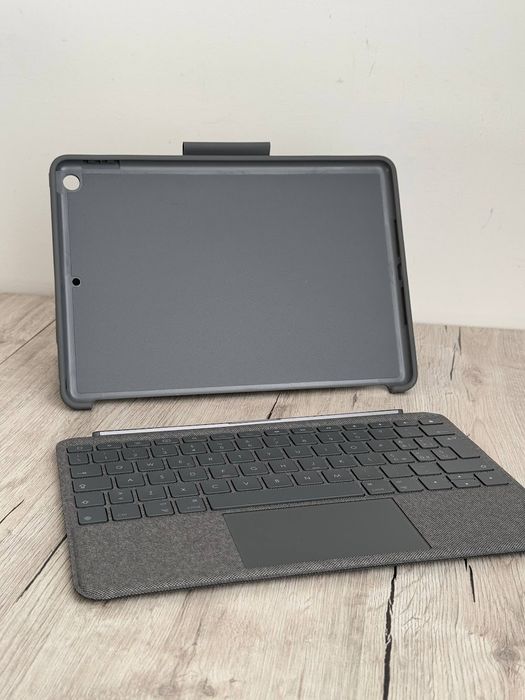 Чохол-клавіатура Logitech Combo Touch для iPad (7-го та 8-го поколінь)