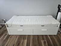 Cama  com arrumação Ikea