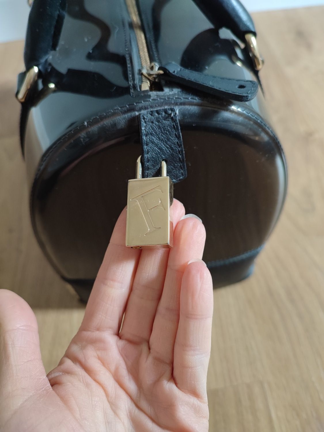 Sprzedam czarną torebkę Furla Candy