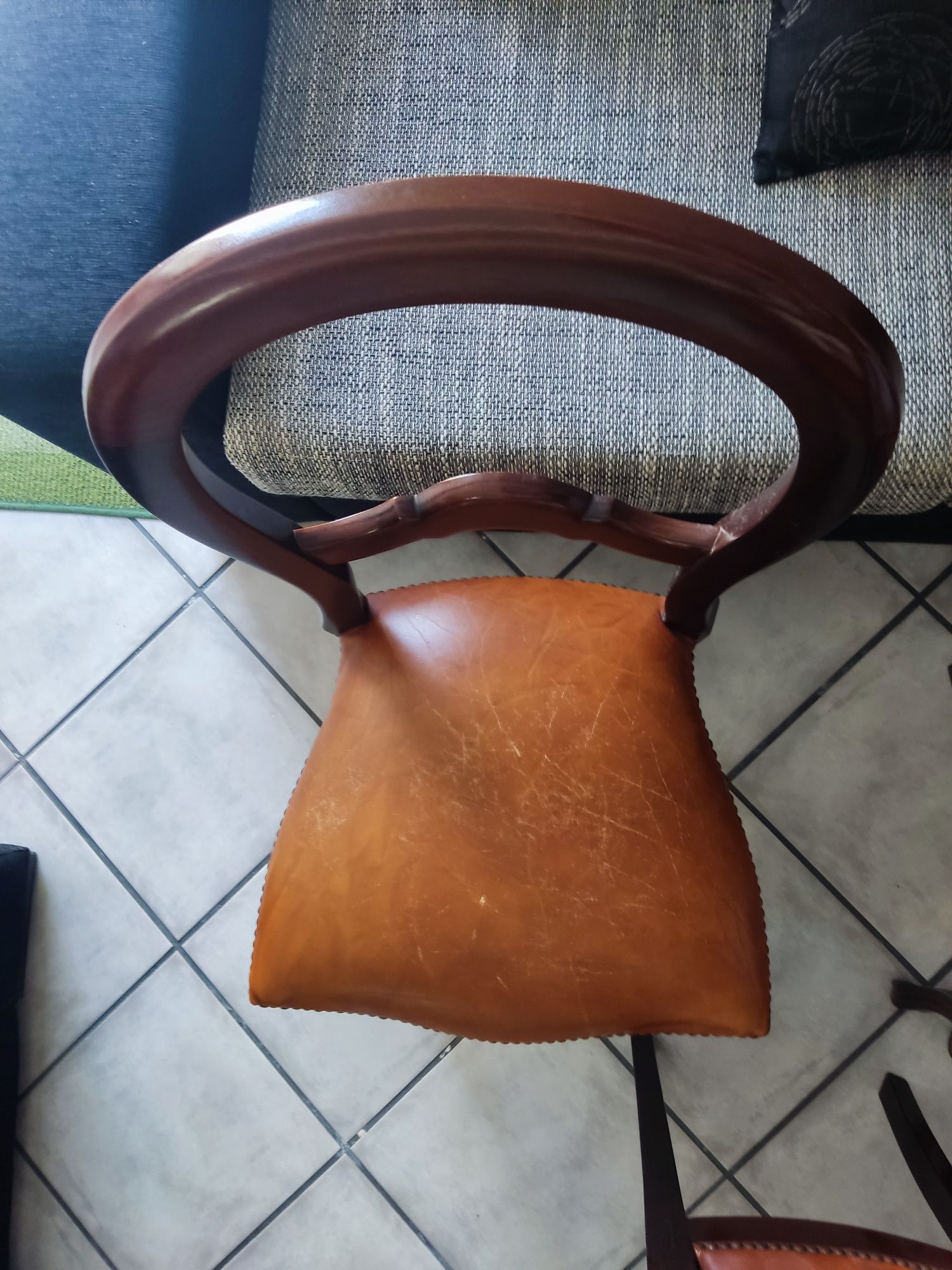 Cadeiras de sala vintage com assento em cabedal 30€ cada