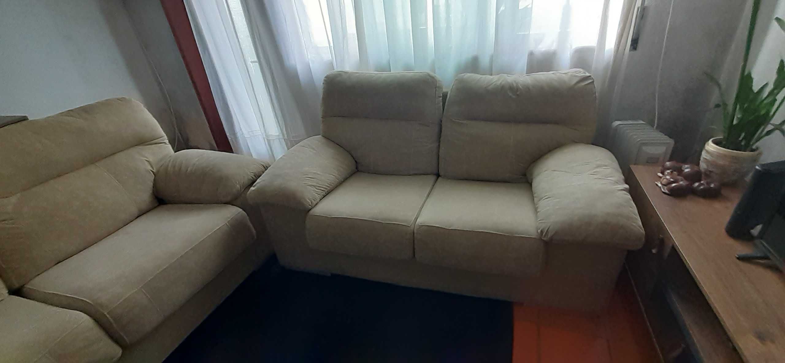 Vendo 2 sofás - 1 de 3 lugares , outro de 2