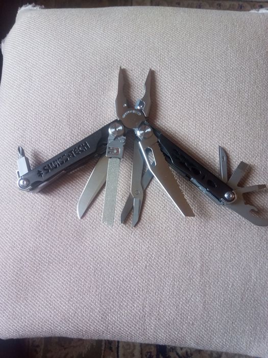Багатофункціональний інструмент SwissTech 37 в 1