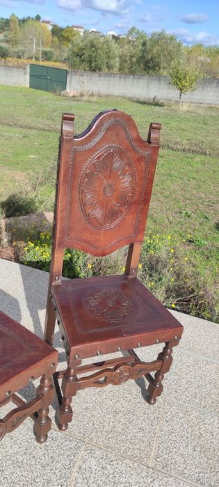 6 cadeiras de sala em madeira maciça e couro.