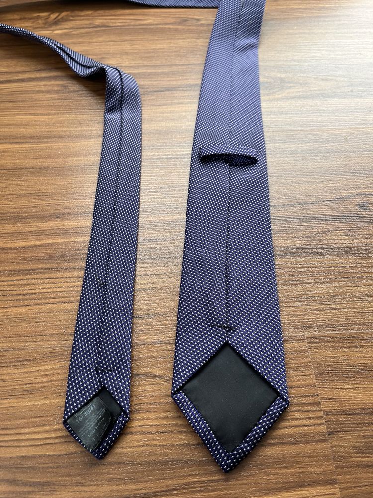 Фиолетовый галстук средней ширины