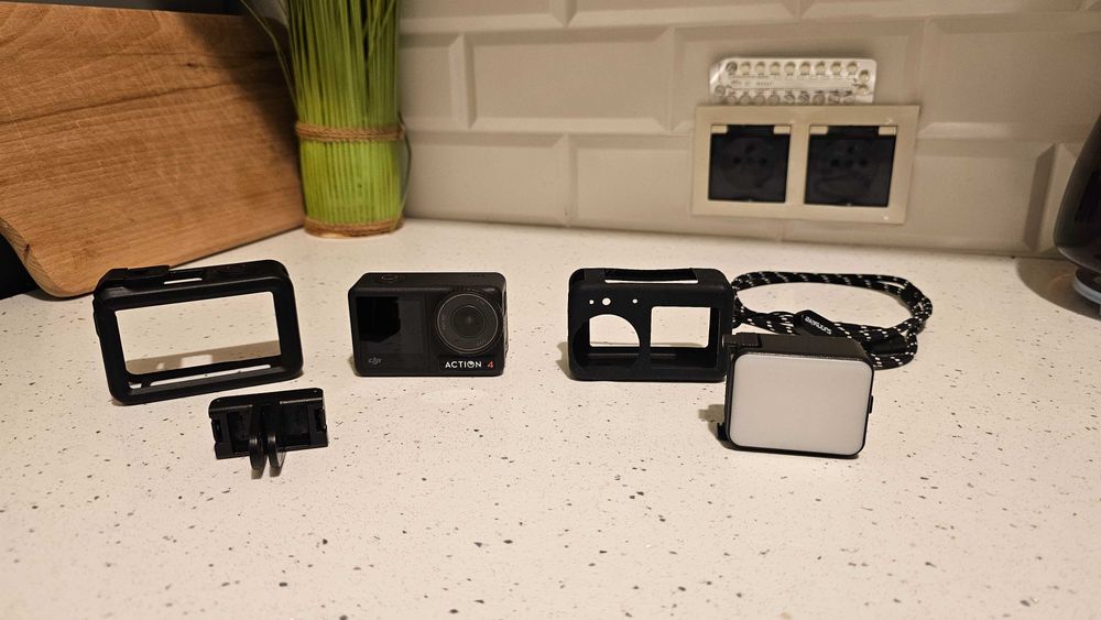 Kamera DJI Action 4 + lampa + etui silikonowe
