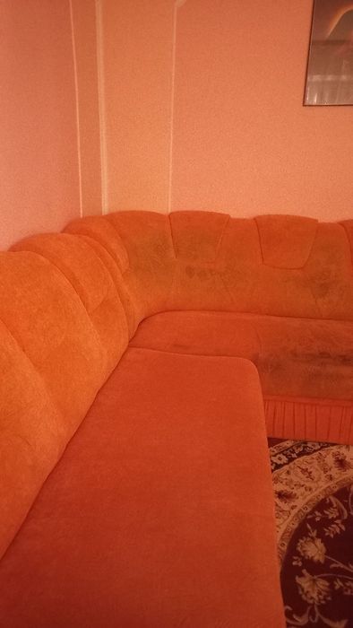 Кутовий диван у вітальню