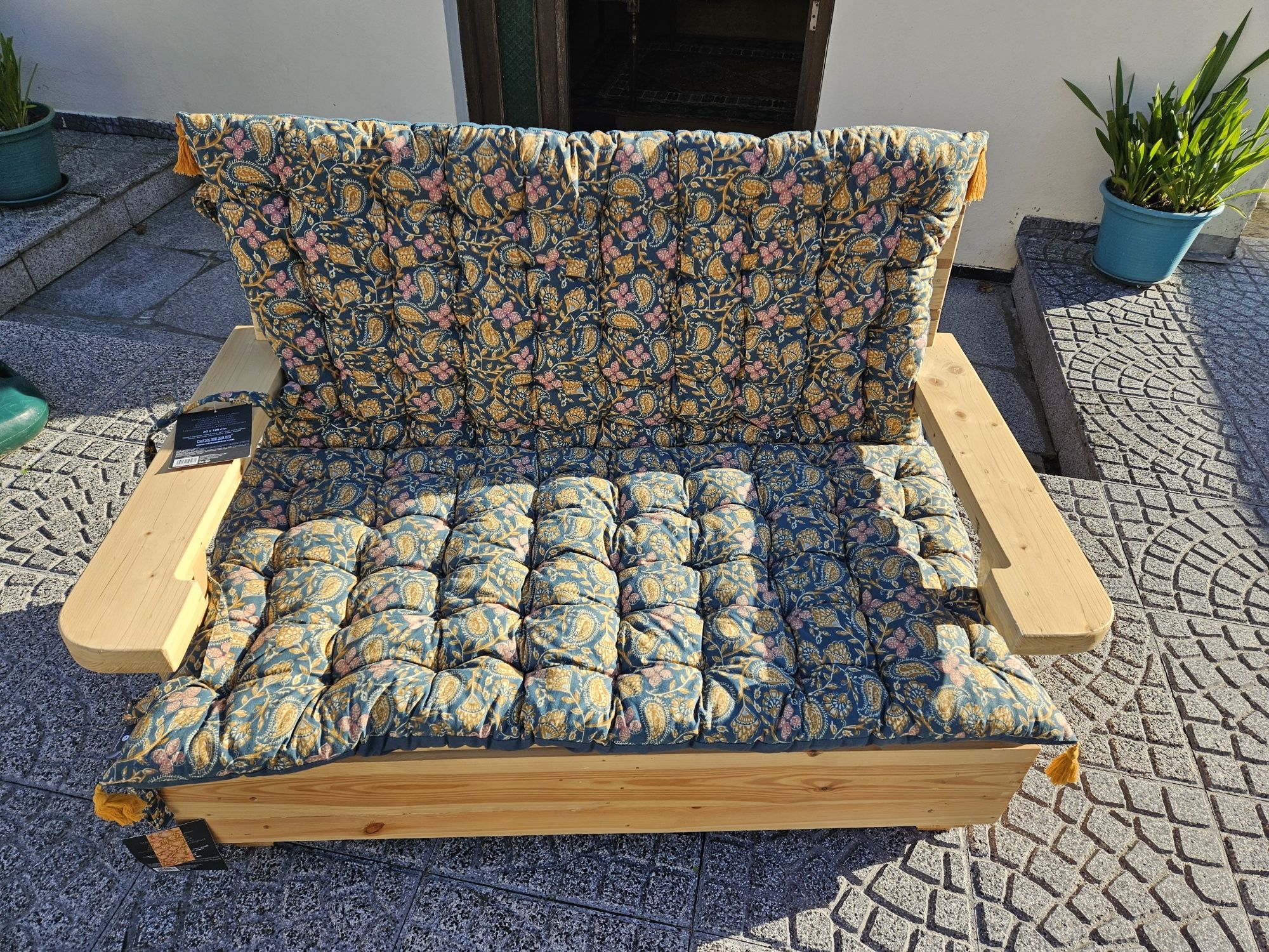 Sofa cama em madeira