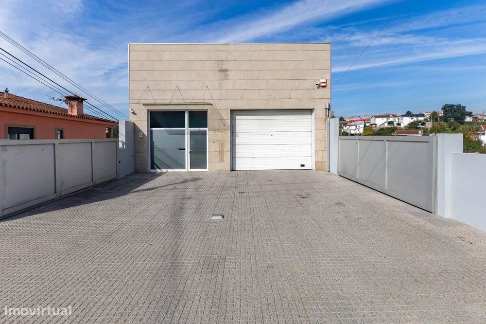 Armazém para Arrendamento em Paredes – 256 m², em Excelente Estado