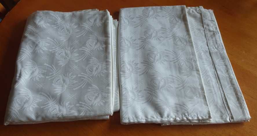 Antyk. Adamaszek.Secesyjna pościel  z kufra.