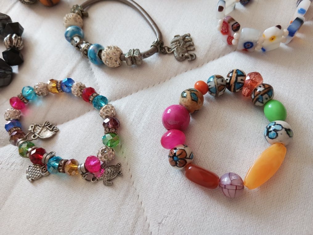 Acessórios: 7 pulseiras, cada 3€