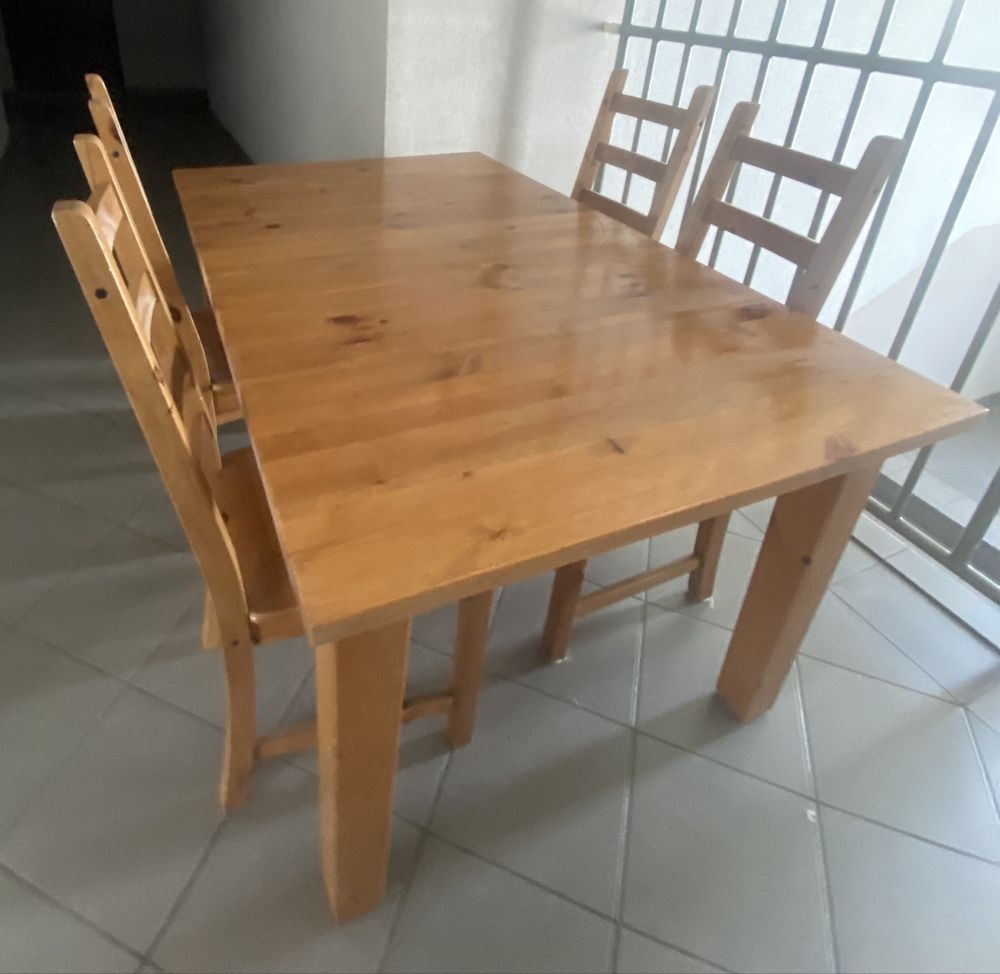 Stół rozkładany drewniany z  4 krzesłami