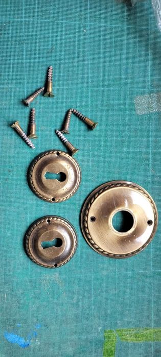 Conjunto de fechadura. Puxador. Dobradiça