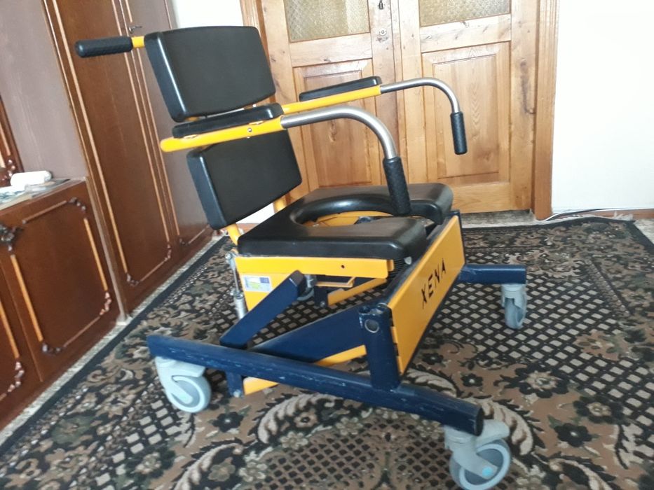 Крісло- туалет на колесах