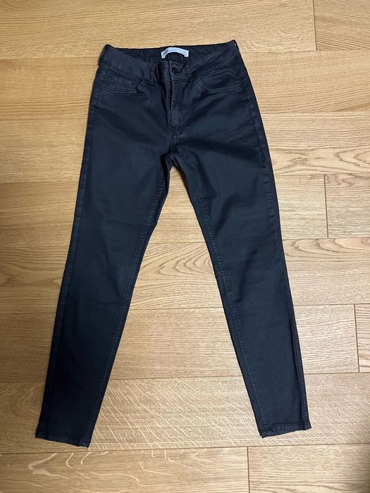 Czarne spodnie, Zara + Sweterek czerwony wpadający w pomarańczowy