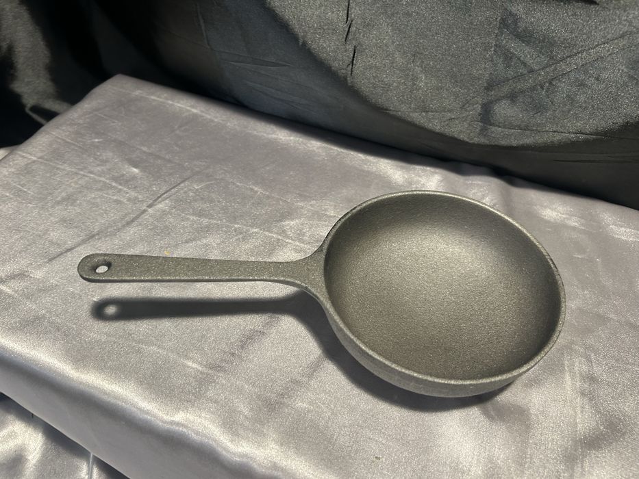 Żeliwna patelnia na trzech nogach – niski rondel – 13,5 cm