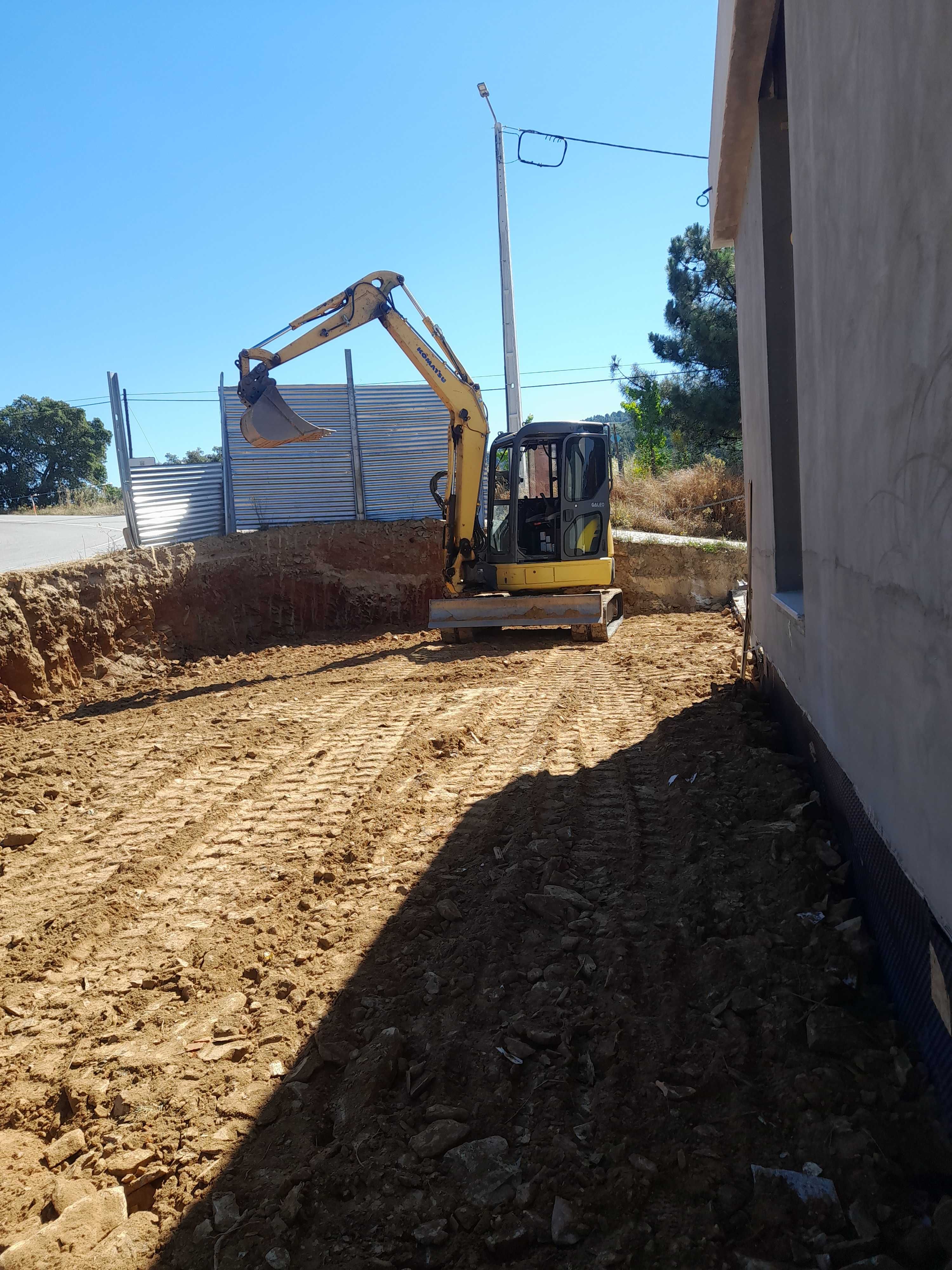 Serviços de mini giratoria e trator.
