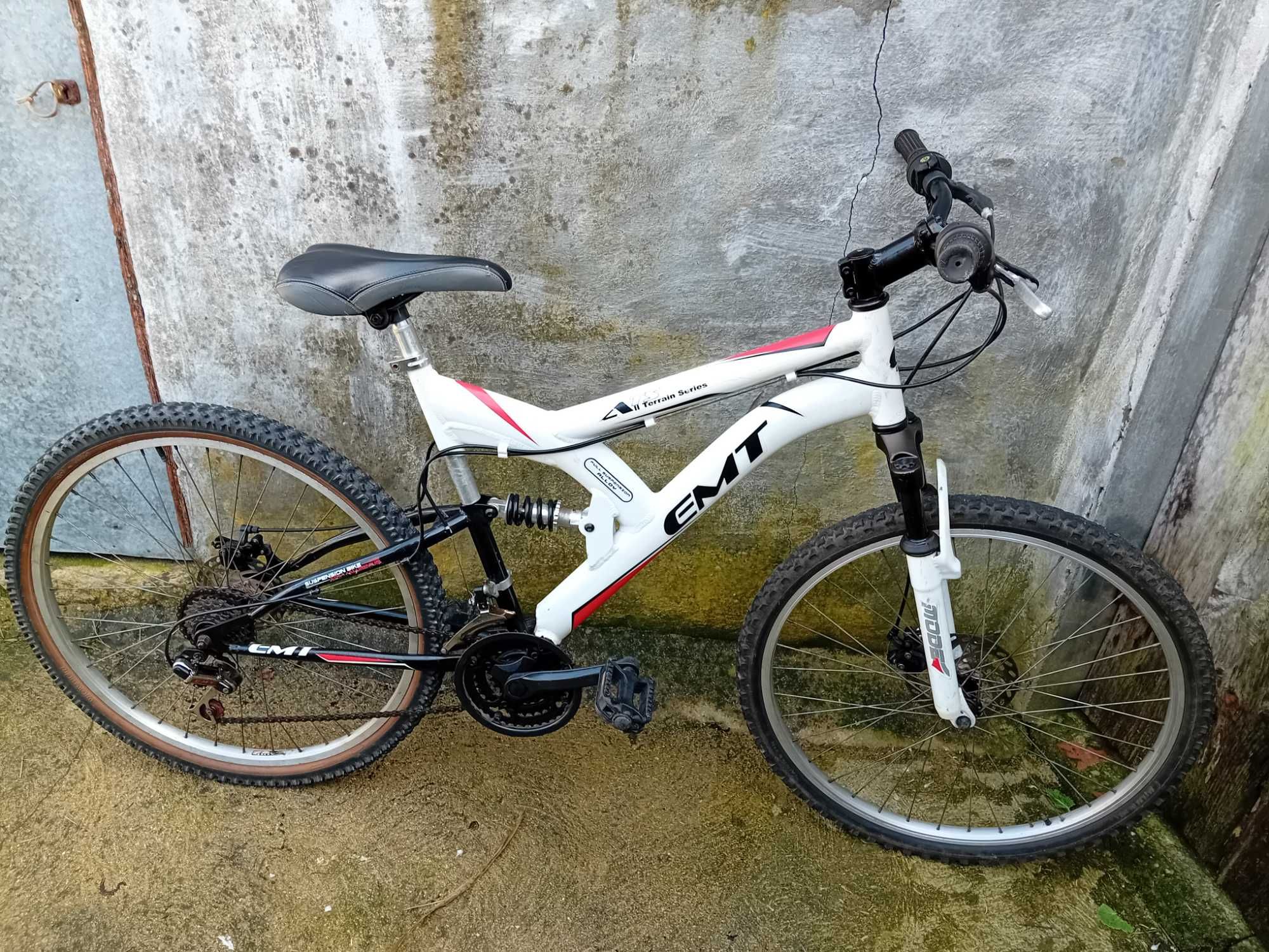 Bicicleta doblesuspensão. 26 alumínio