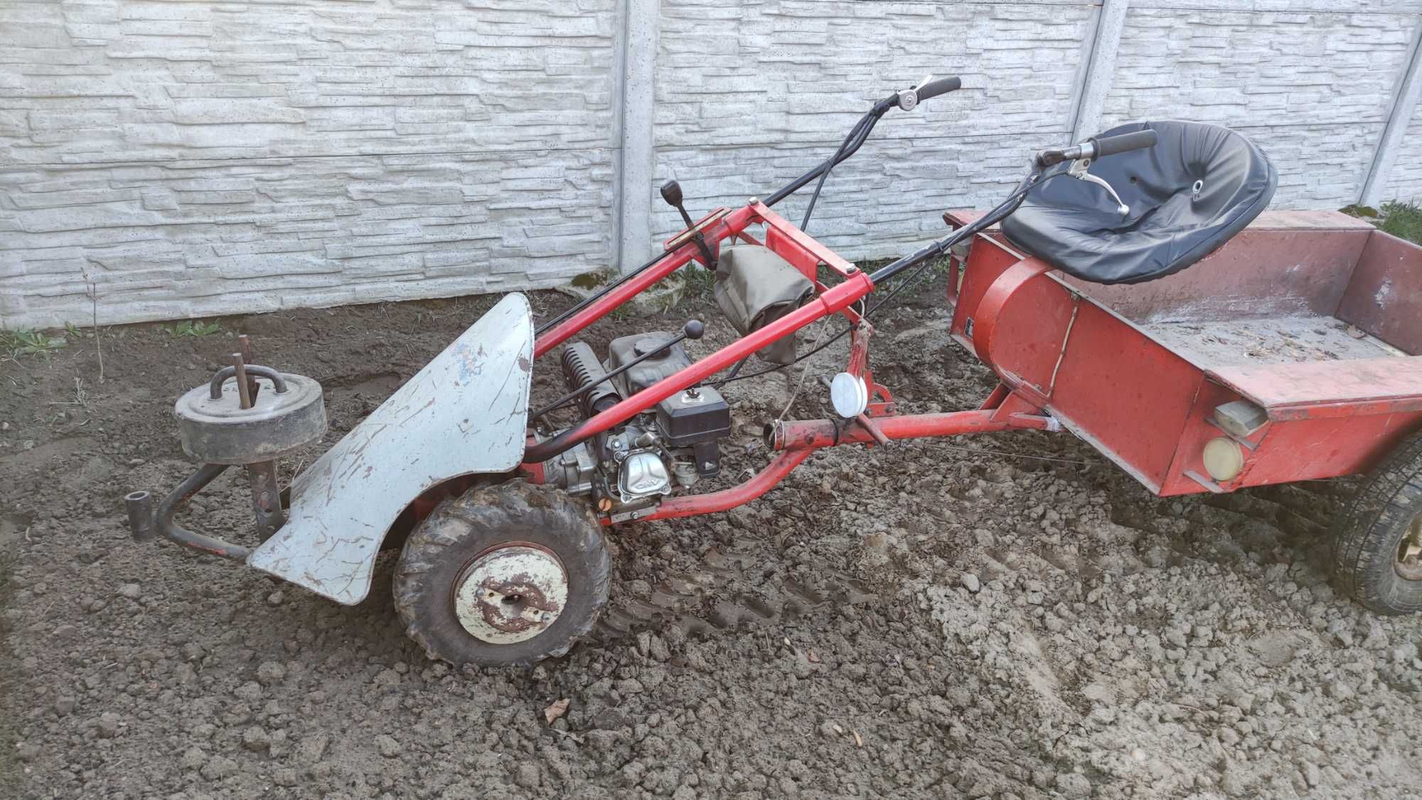 Dzik, traktorek jednoosiowy Mf70.
