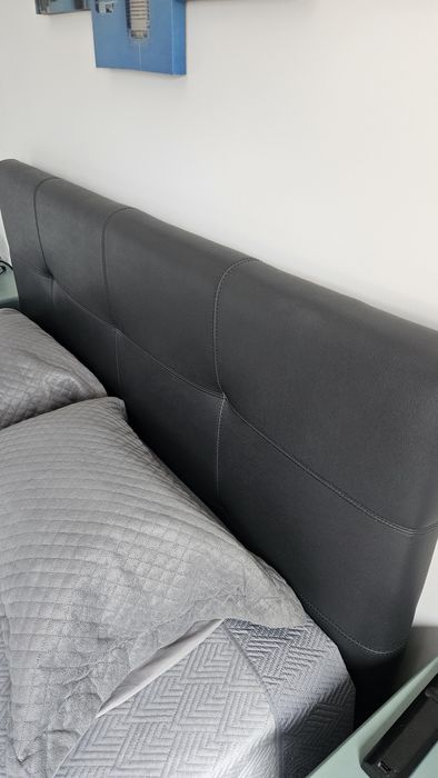 Cama casal em pele preta