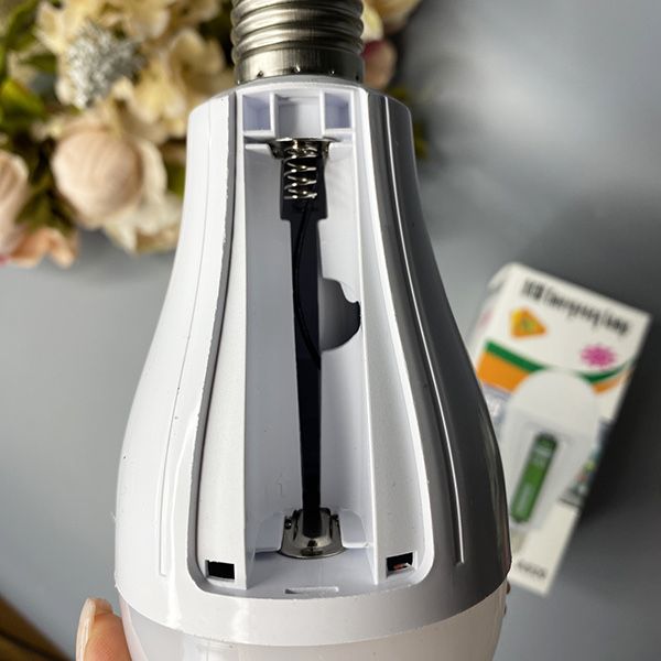 Led лампа 20ват 2 акамулятора