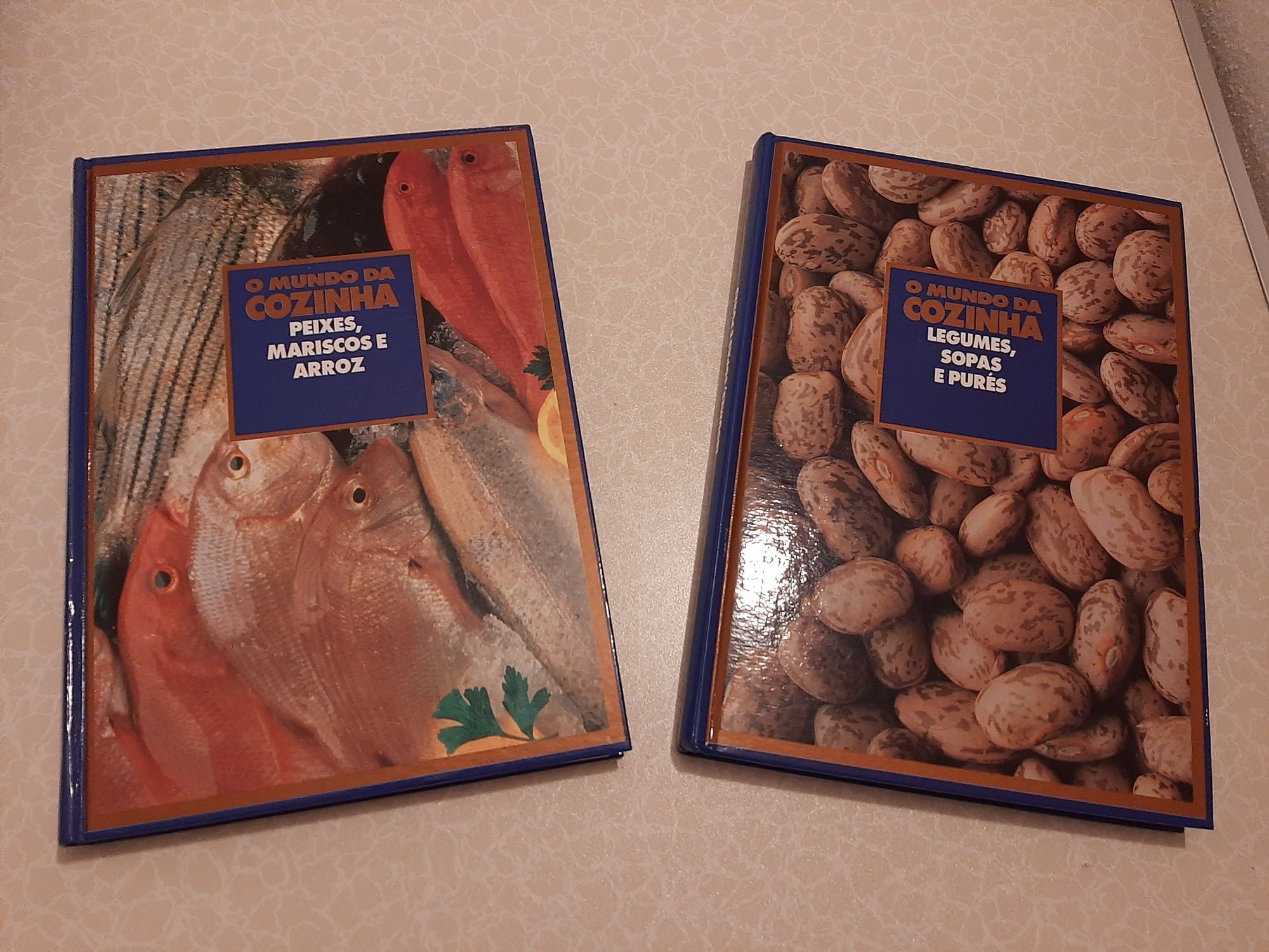 Livros culinária da Ediclube "O mundo da cozinha".