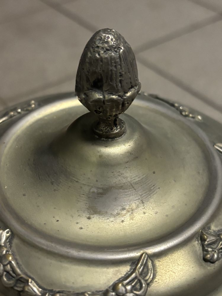 Taça com tampa em estanho