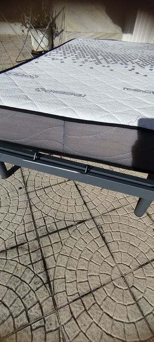 Cama articulada com comando