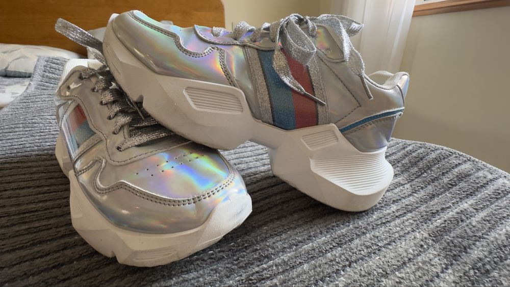 Sapatilhas prateadas, tamanho 38.