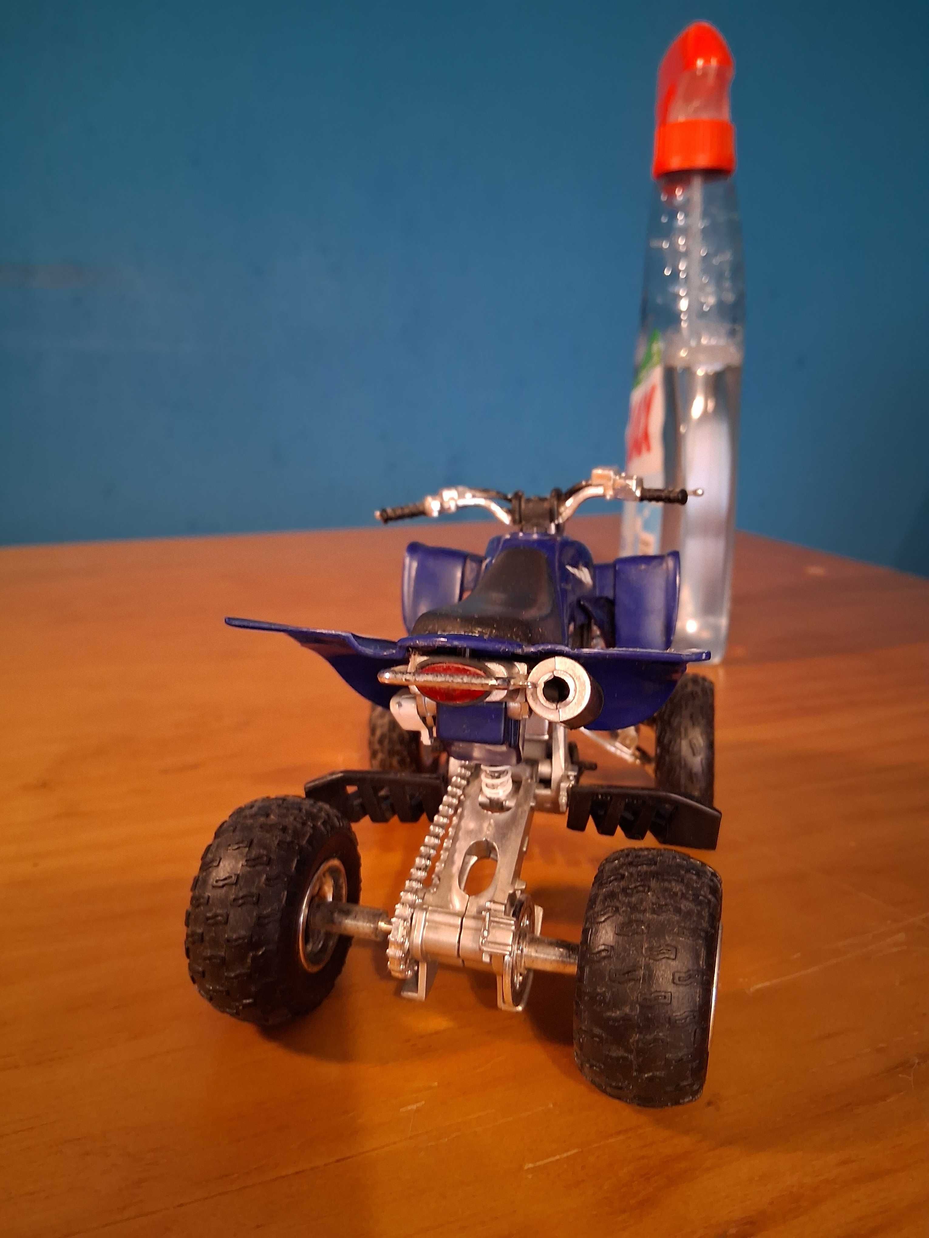 Miniatura Yamaha YFZ 450 escala 1:12